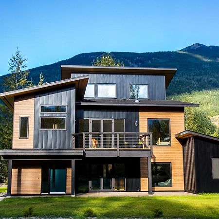 Arrows Edge Lodge Revelstoke Exterior photo