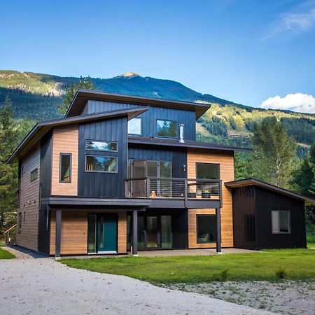 Arrows Edge Lodge Revelstoke Exterior photo