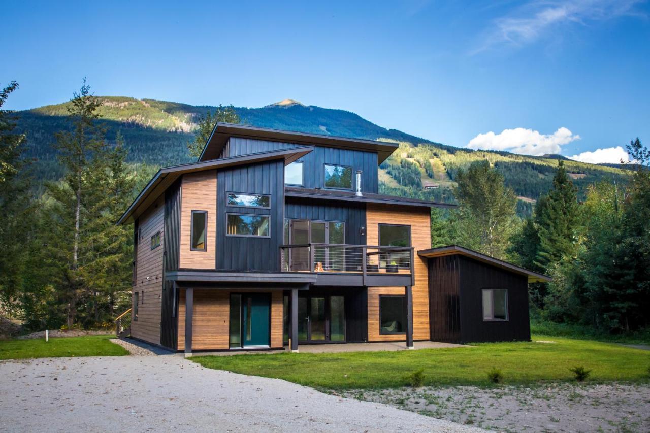 Arrows Edge Lodge Revelstoke Exterior photo