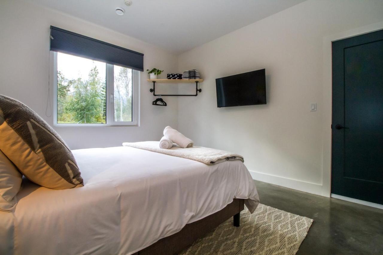 Arrows Edge Lodge Revelstoke Room photo
